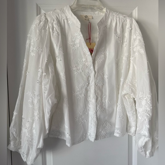entro Tops - New With Tags Entro White Appliqué Top, Size Small